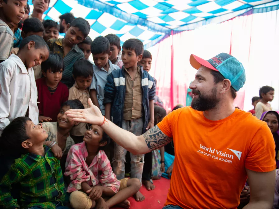 Influencer Paul mit Kindern in Indien