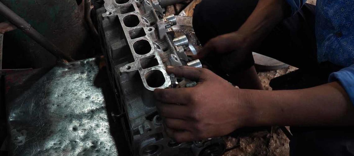 Kinderarbeit in einer Auto-Werkstatt in Bangladesch