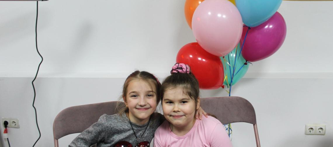 Zwei Mädchen in einem Kinderzentrum in der Ukraine