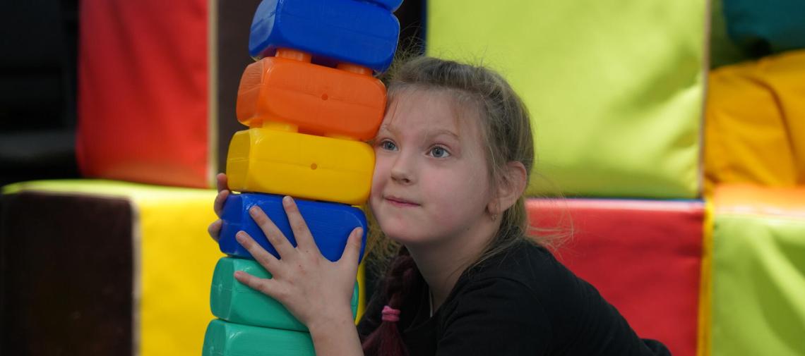 Kinderzentrum in der Zenral-Ukraine: Mädchen baut einen Turm.