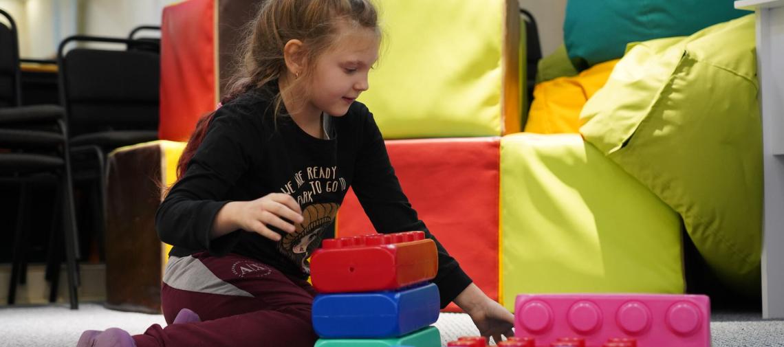 Spielangebote helfen Kindern in der Ukraine ihre traumatischen Erlebnisse zu verarbeiten und trotz des Krieges Positives zu erleben.