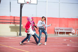 Flüchtlingskind Shaima kann beim Fußball spielen neue Hoffnung schöpfen