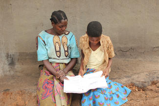 Mutter und Tochter üben gemeinsam Lesen
