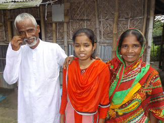 Jesmin aus Bangladesch mit ihren Eltern