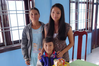 Patenkind Thị Vân Huynh und ihre Mutter treffen Patin Phương 