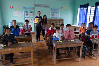 Phương und Felix zu Besuch in der Schule ihres Patenkindes
