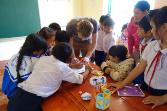 Die Paten Phương und Felix zu Besuch in der Schule ihres Patenkindes