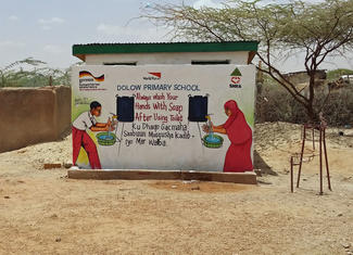 von World Vision gebaute Latrinen mit Hygiene-Botschaften in Somalia