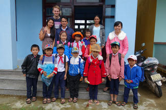 Paten Phương und Felix mit ihrem Patenkind und anderen Schulkindern