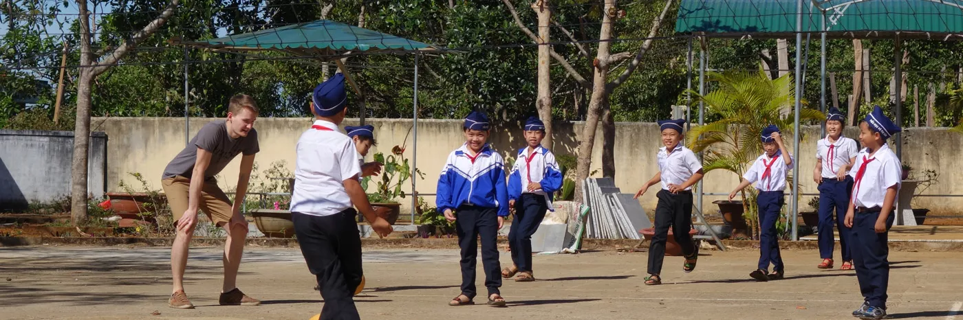 Pate Felix spielt in Vietnam mit Schulkindern Fußball.