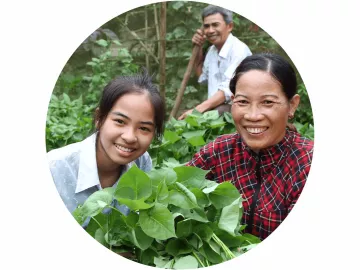 Mit einer World Vision-Patenschaft eine Familie unterstützen: Mutter und Tochter ernten Gemüse in ihrem Garten