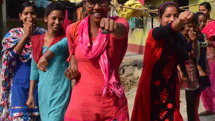 Mädchen in Indien lernen Selbstverteidigung