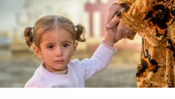 Syrisches Mädchen an der Hand
