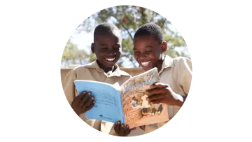 Große Spenden - Zwei Kinder lesen ein Buch