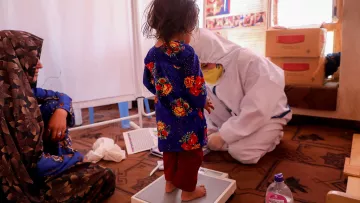 Hilf als Kindheitsretter den Kindern in Afghanistan: Kinder werden von einem Arzt untersucht