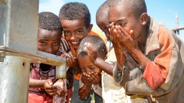 Kinder freuen sich über sauberes Wasser