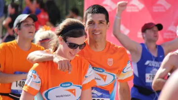 Läufer des Chicago Marathon für Team World Vision zum Spenden sammeln