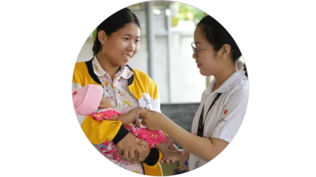 Krankenschwester und Mutter mit Baby im Krankenhaus