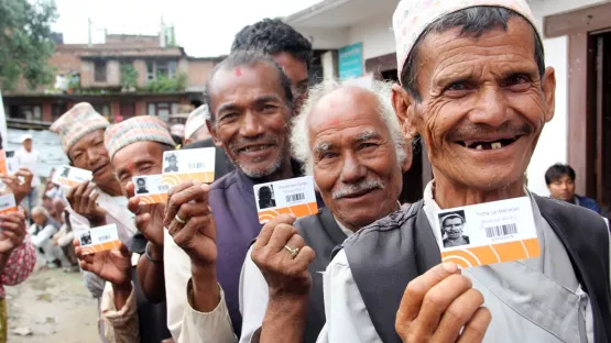 Männer zeigen ihre HIlfskarte in Nepal