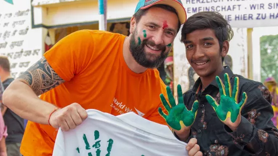 Ein Junge in Indien hat Pauls T-Shirt gestaltet. 