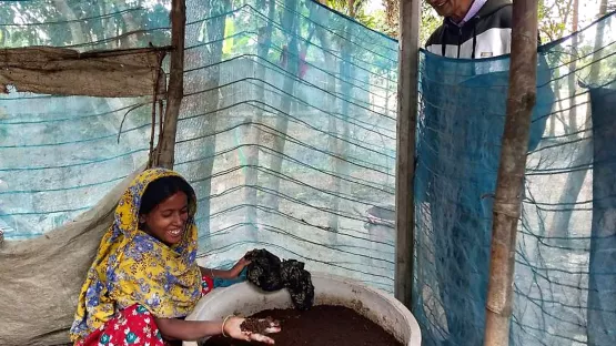 Weniger Dünger-Bedarf durch Kompost-Herstellung im Ökodorf in Bangladesch