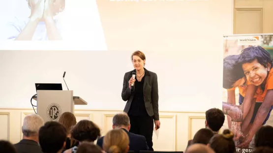 Gudrun Schattschneider moderiert den parlamentarischen Abend