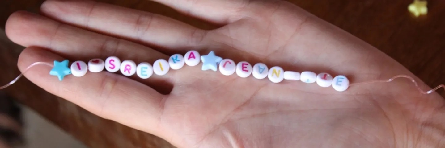Als Geschenk gibt es eine Kette.