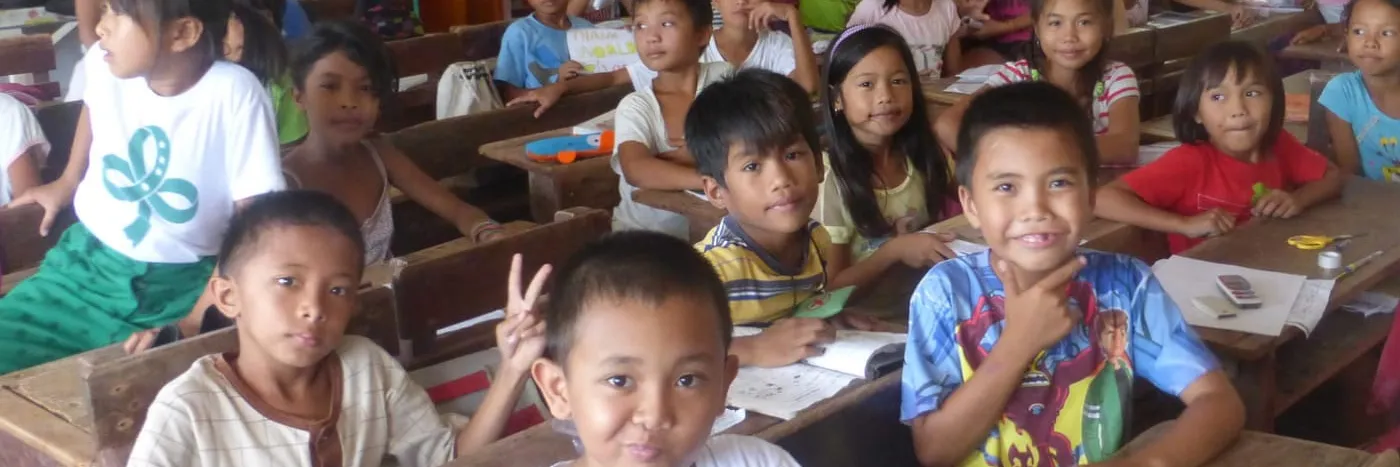 Kinder im Klassenraum