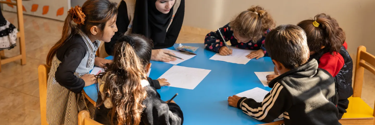 Schulkinder mit Lehrerin