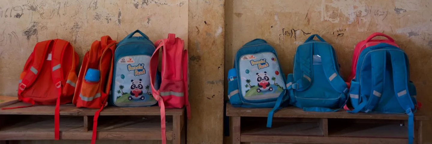 Schulränzen nebeneinander aufgereiht in Laos
