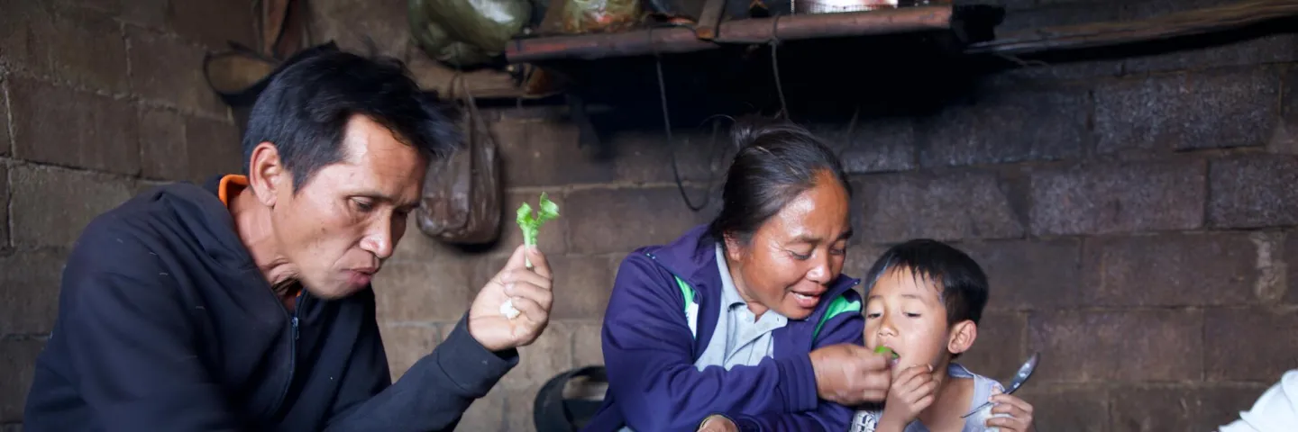 Familie aus Laos isst zusammen