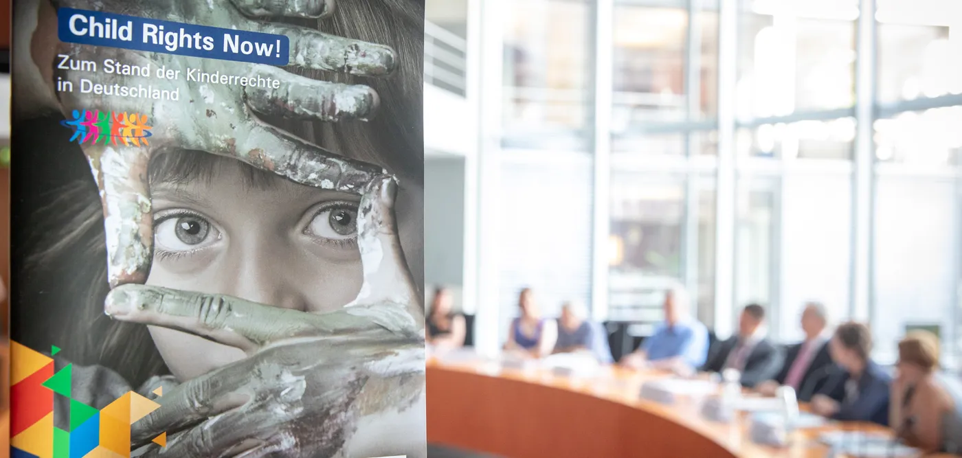 Im Bundestag stellten sechs Kinderhilfswerke, darunter World Vision, den Bericht "Child Rights Now" vor.