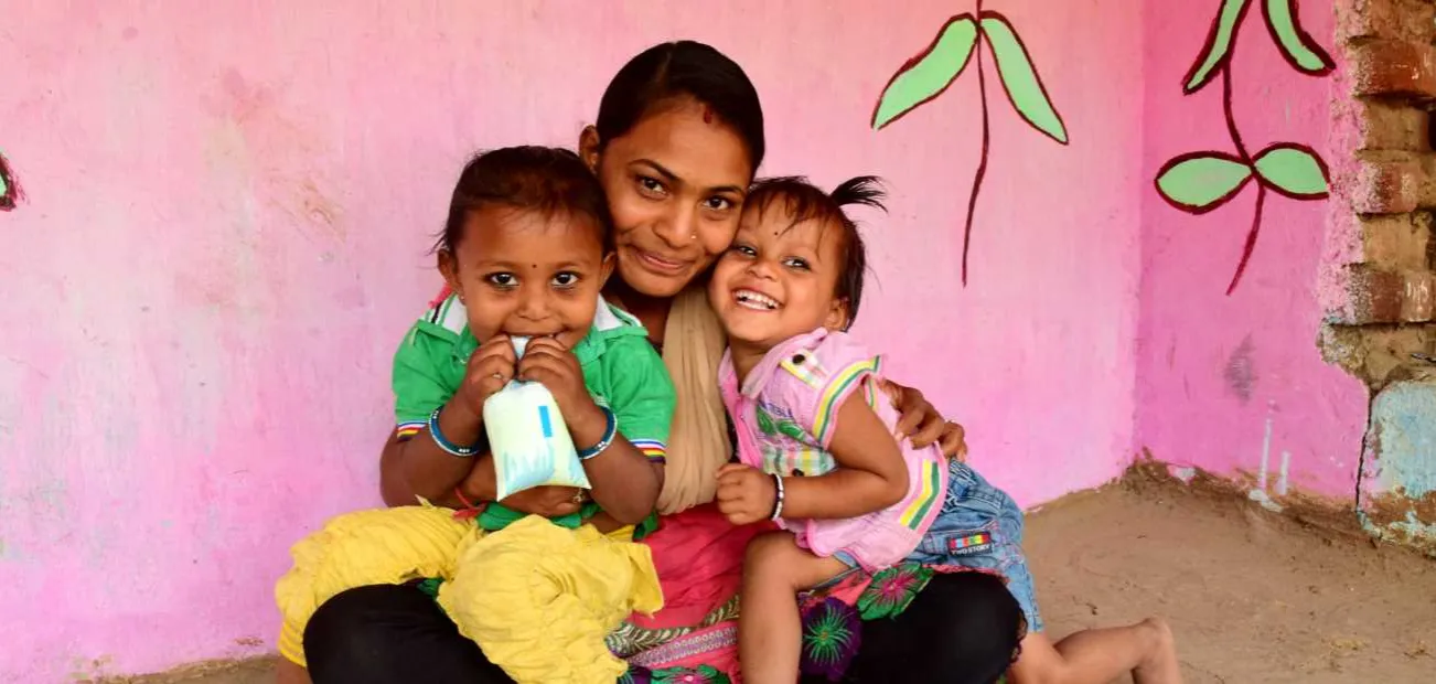 Mutter mit ihren zwei Kindern in Indien