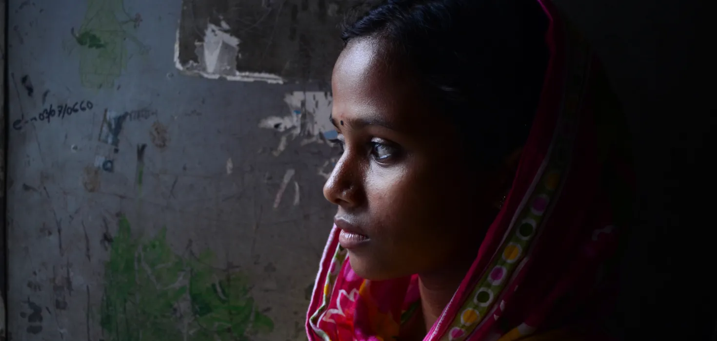 Jugendliche Fabrikarbeiterin in Bangladesch