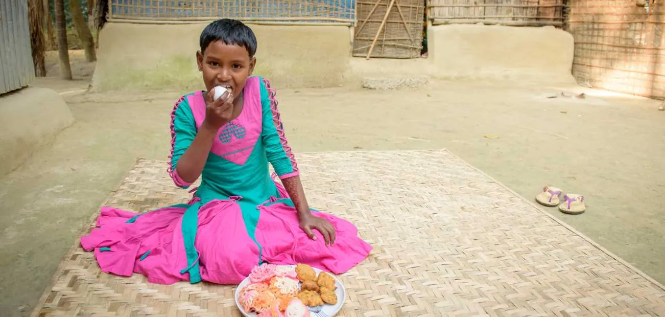 Mädchen beim Essen in Bangladesch