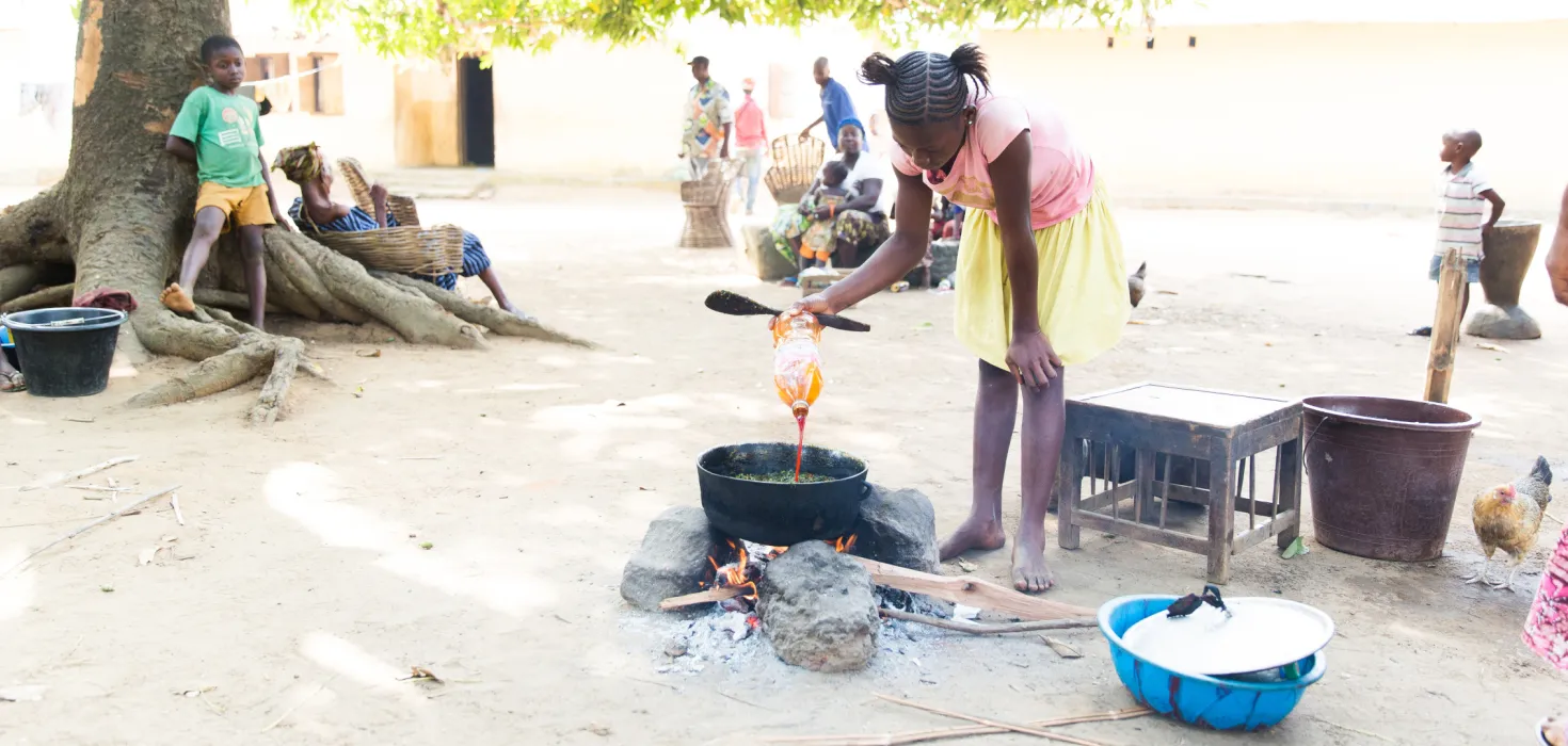 Mädchen in Sierra Leone beim Kochen
