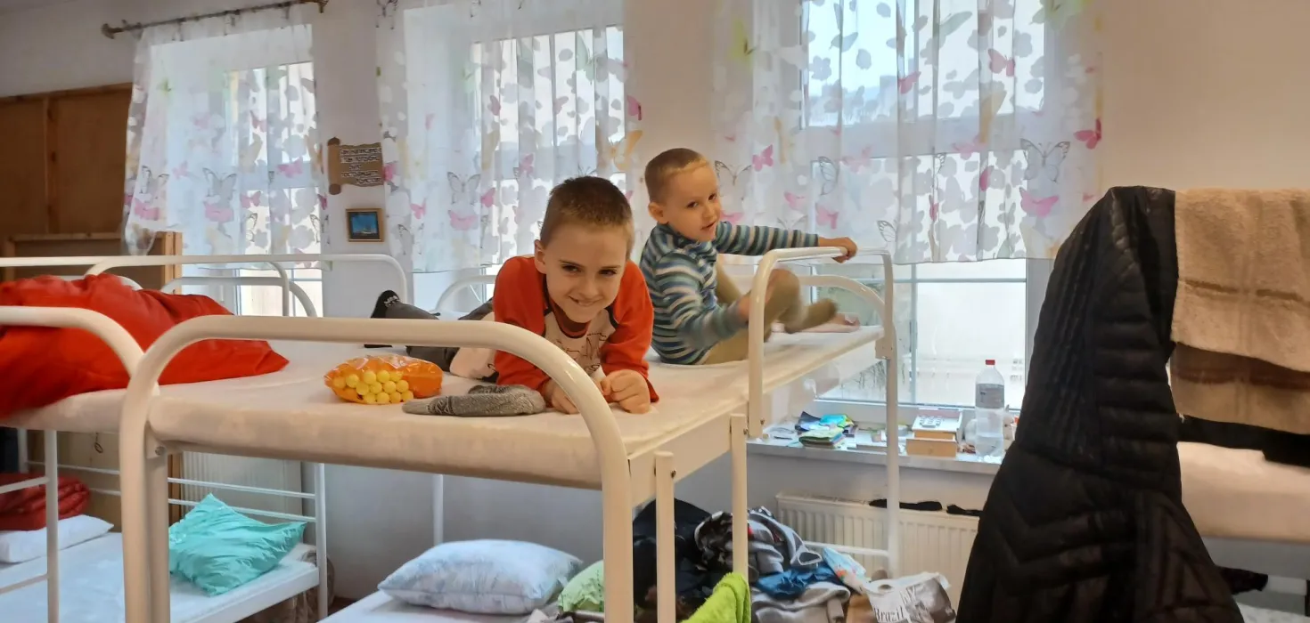 Kinder in einer kirchlichen Notunterkunft in Lemberg