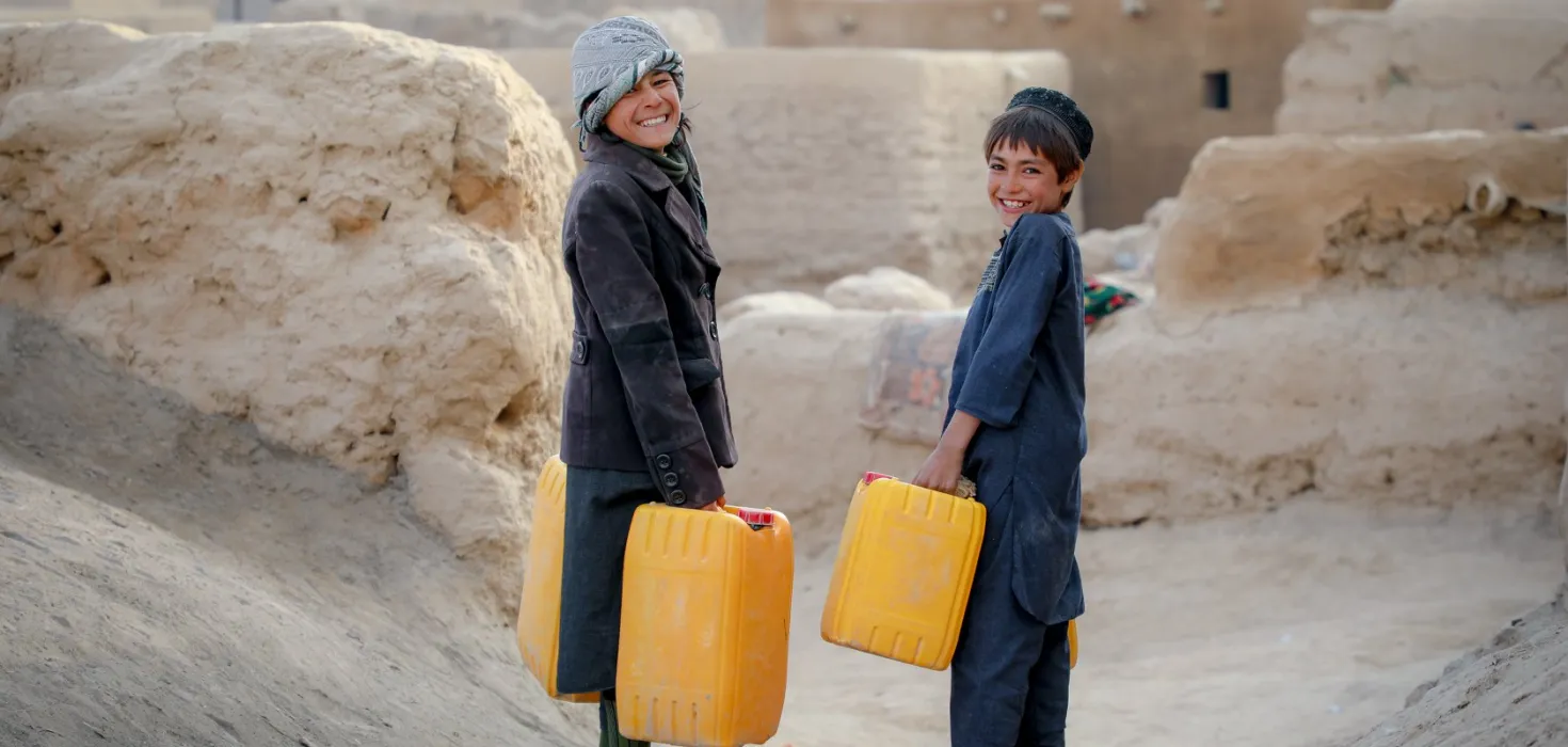 Kinder in Afghanistan haben durch World Vision sauberes Wasser
