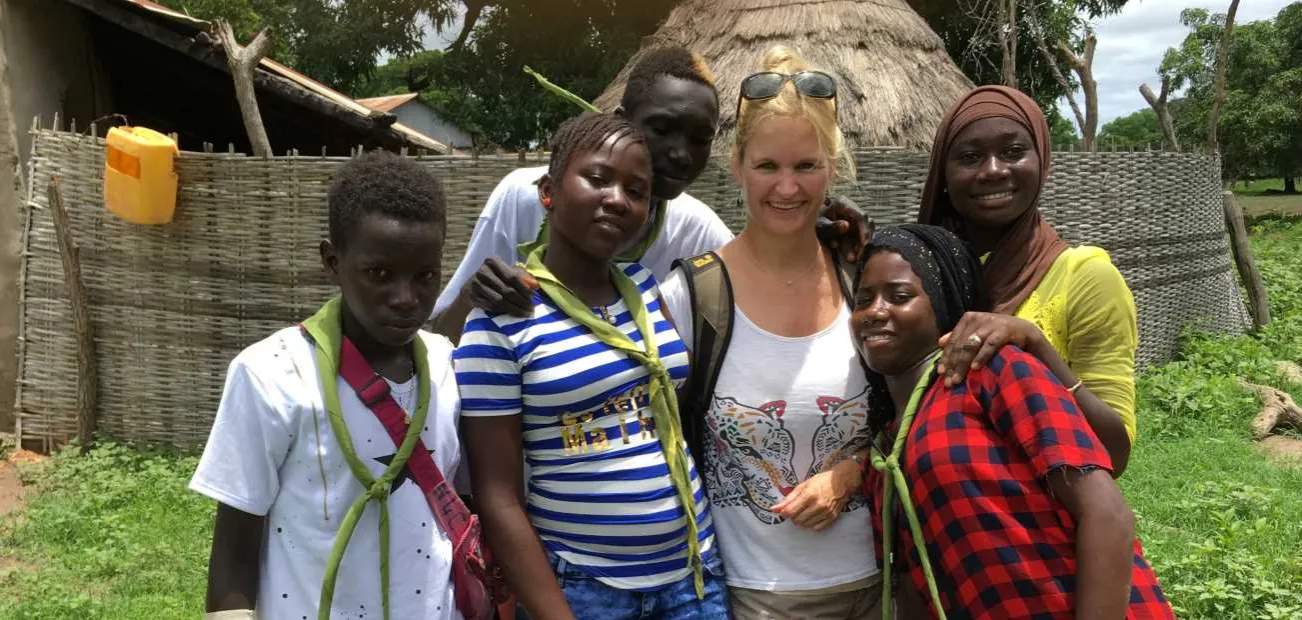 Eva Martin mit Jugendlichen im World Vision-Projekt gegen Mädchen-Beschneidung