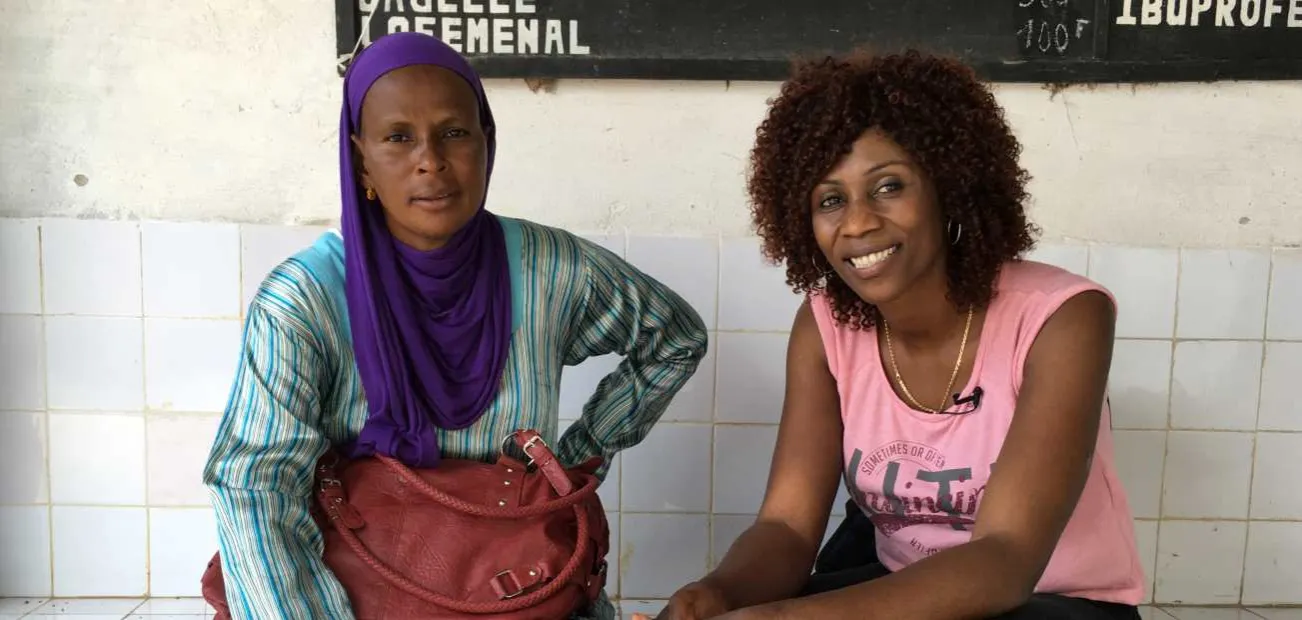 Musikerin Sister Fa und Gesundheitshelferin Mariama arbeiten zusammen gegen Mädchen-Beschneidung.