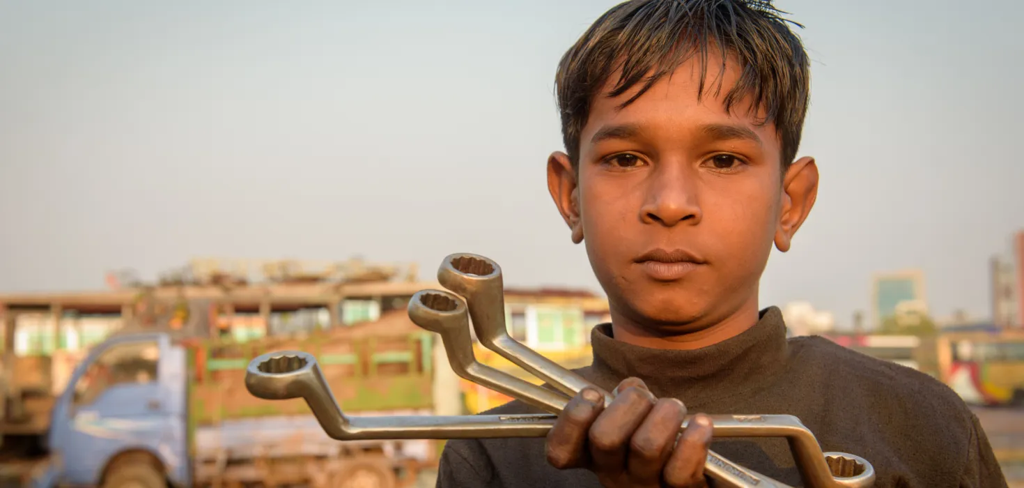 Junge mit seinem Arbeitswerkzeug in Bangladesch