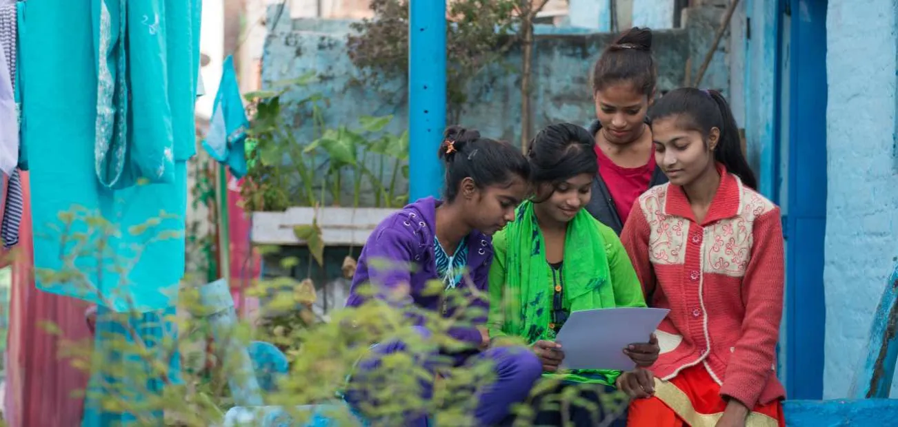 Patenkind Tamanna aus Indien liest ihre Patenpost mit ihren Freundinnen