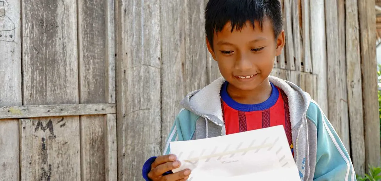 Patenkind Jacklyn aus Indonesien liest einen Brief.