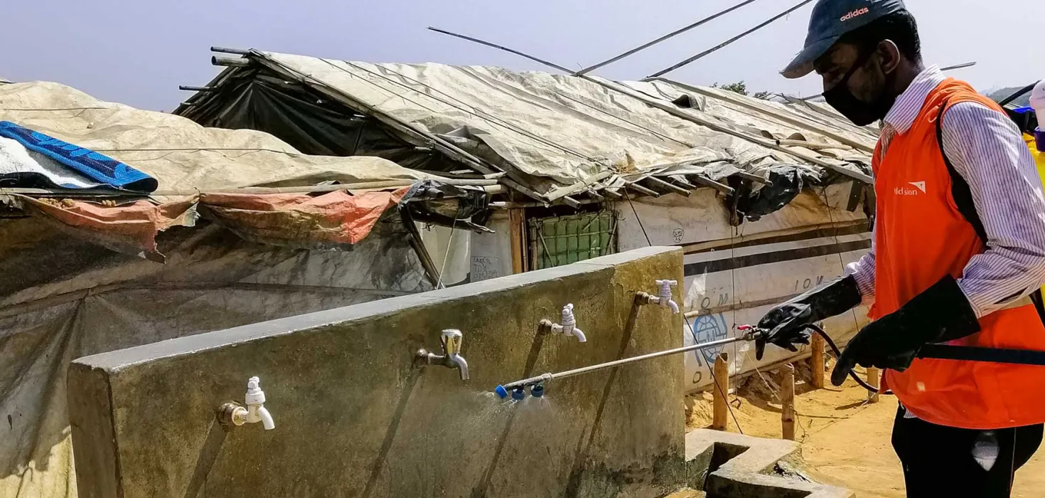 World Vision desinfiziert Wasserstellen