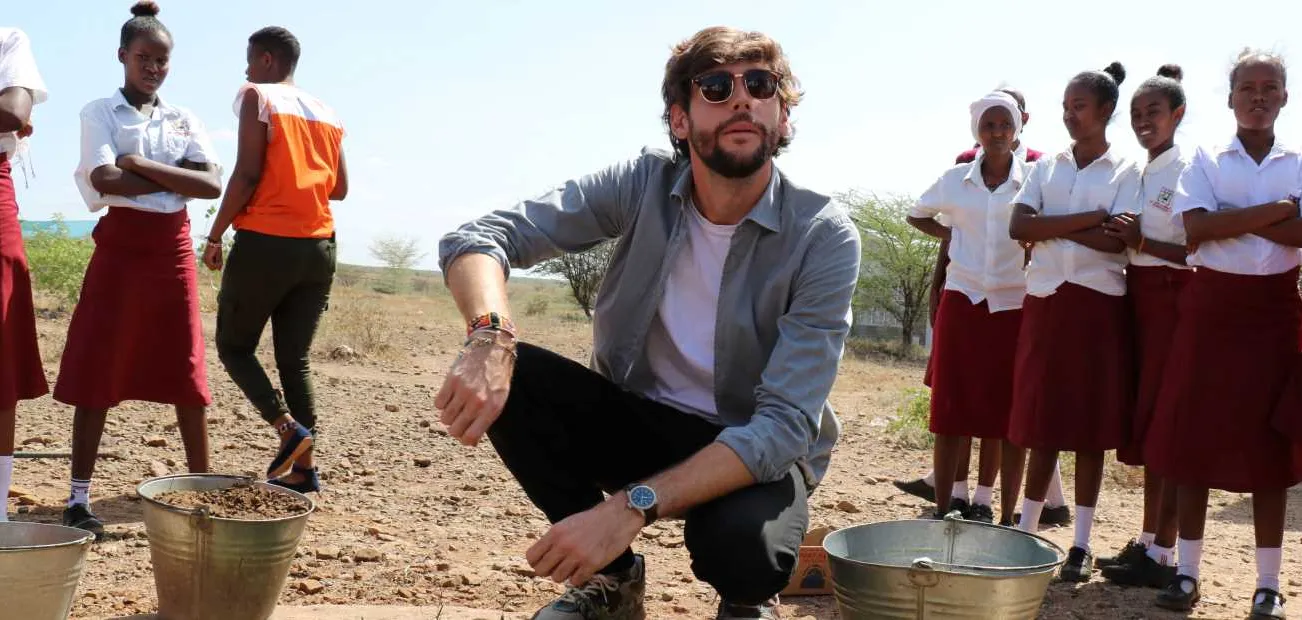 Alvaro pflanzt auf dem Schulgelände in Kenia einen Baum