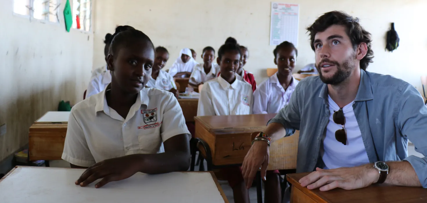 Alvaro Soler mit Schülerinnen einer Mittelschule in Kenia im Gespräch