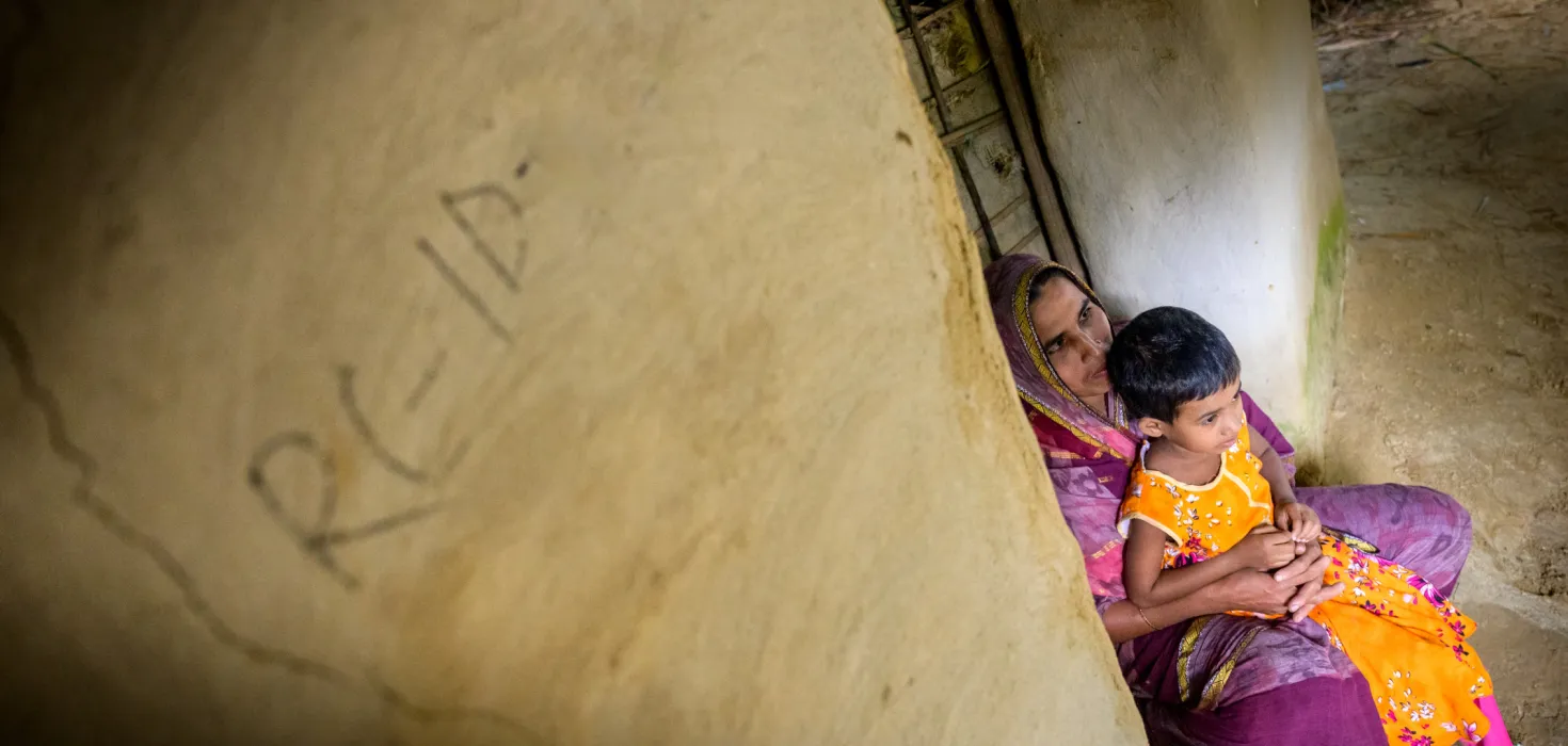 Patenkind Fahema mit ihrer Mutter vor ihrem Haus in Bangladesch