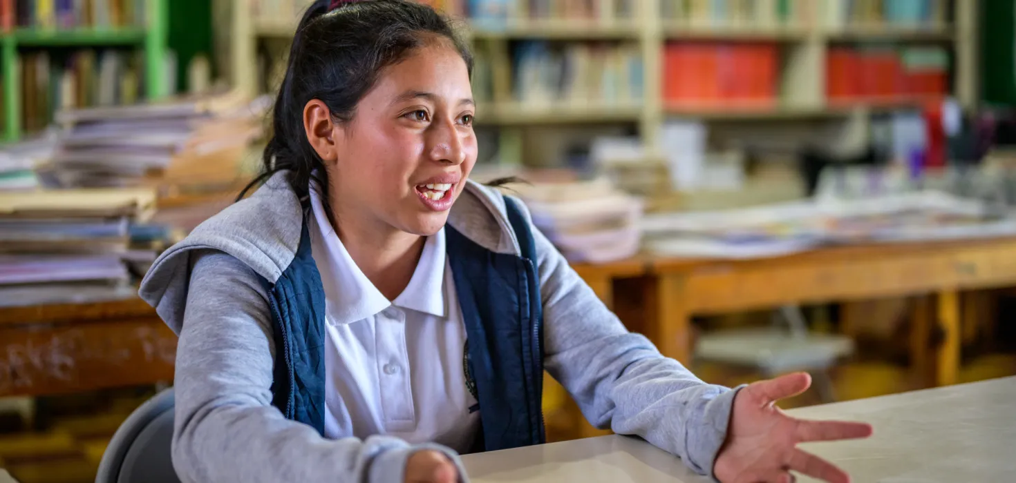 Patenkind Nahomy aus Honduras in der Bücherei ihrer Schule