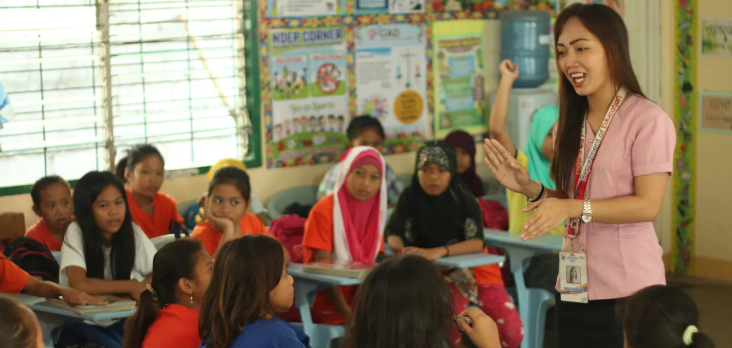 Lehrerin Irish im Unterricht auf den Philippinen