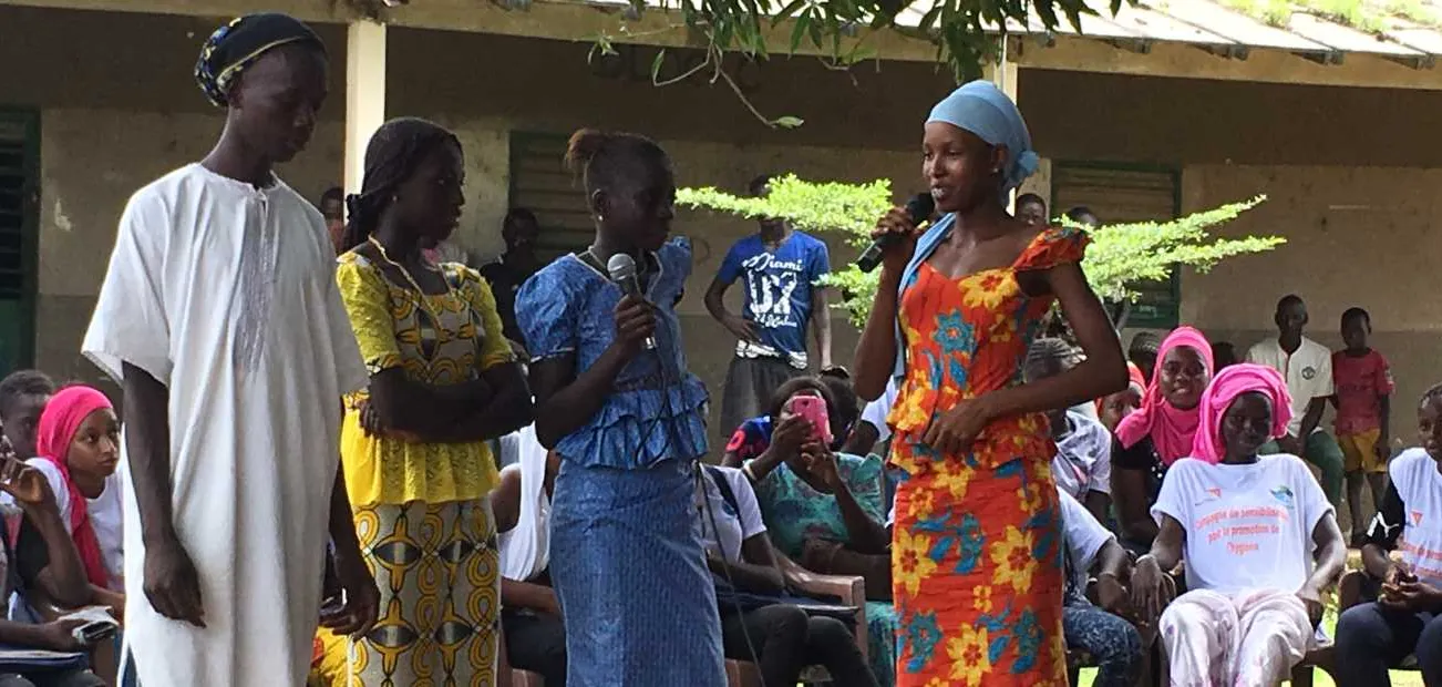 Theaterspiel von Mädchen im Senegal zu Beschneidung und Frühheirat